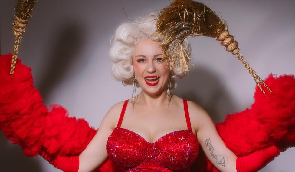 Svět burlesky dodnes stojí na hravém svádění, stylu a silné osobnosti performerky. „Burleska není ani tak o choreografii nebo kostýmu, ale o energii performerky,“ přibližuje Zorya Blue.