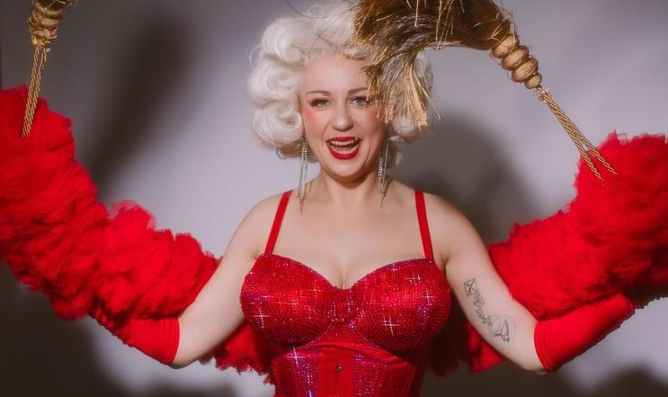 Svět burlesky dodnes stojí na hravém svádění, stylu a silné osobnosti performerky. „Burleska není ani tak o choreografii nebo kostýmu, ale o energii performerky,“ přibližuje Zorya Blue.