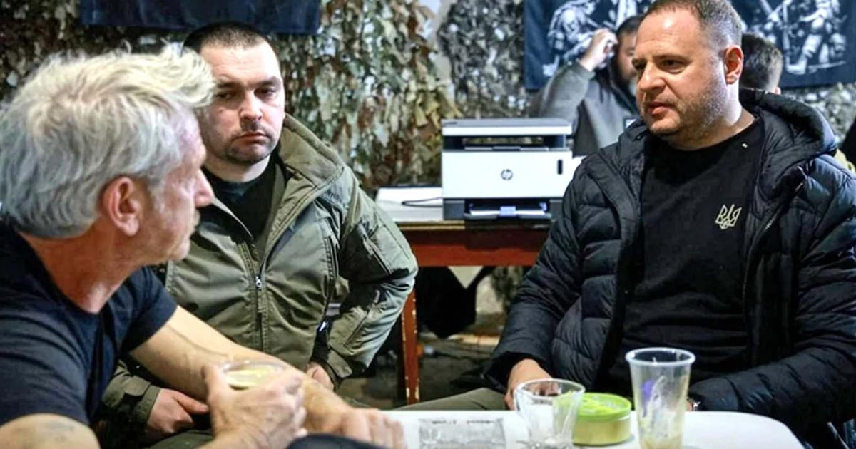 Na veřejnosti se objevil Zelenského muž, kterého smetl korupční skandál. Doprovázel slavného herce