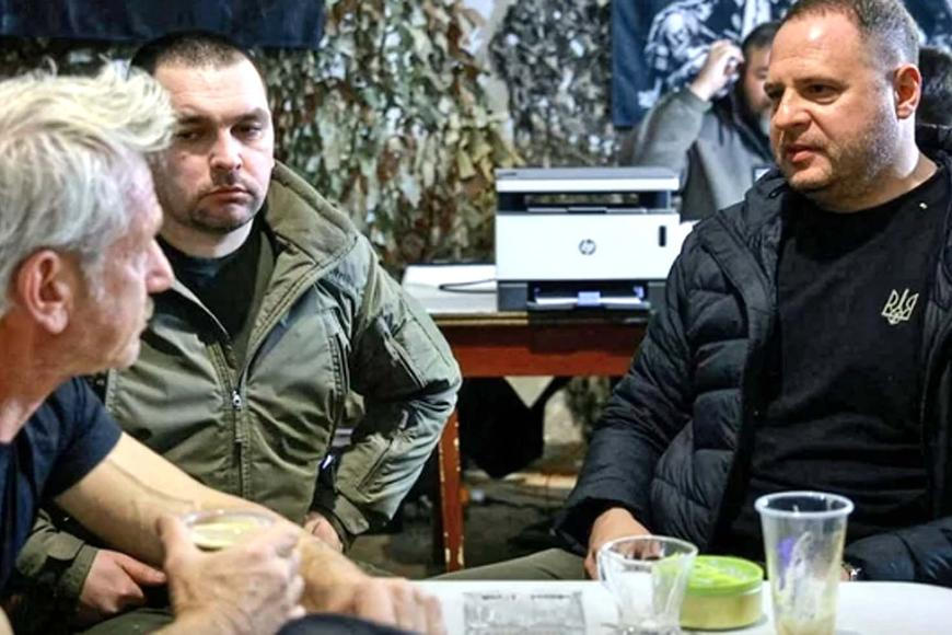 Na veřejnosti se objevil Zelenského muž, kterého smetl korupční skandál. Doprovázel slavného herce