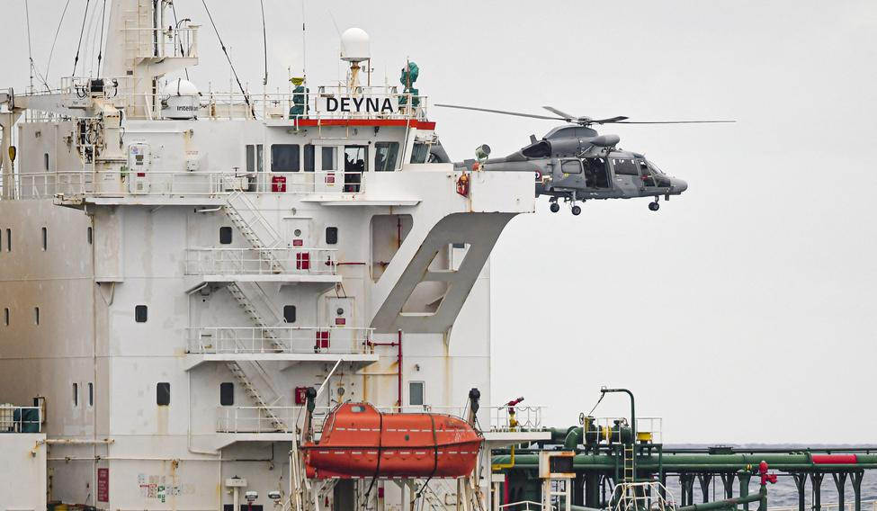 Zadržený ropný tanker (na snímku) je součástí ruské stínové flotily.