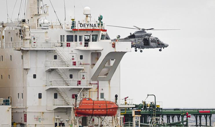 Zadržený ropný tanker (na snímku) je součástí ruské stínové flotily.