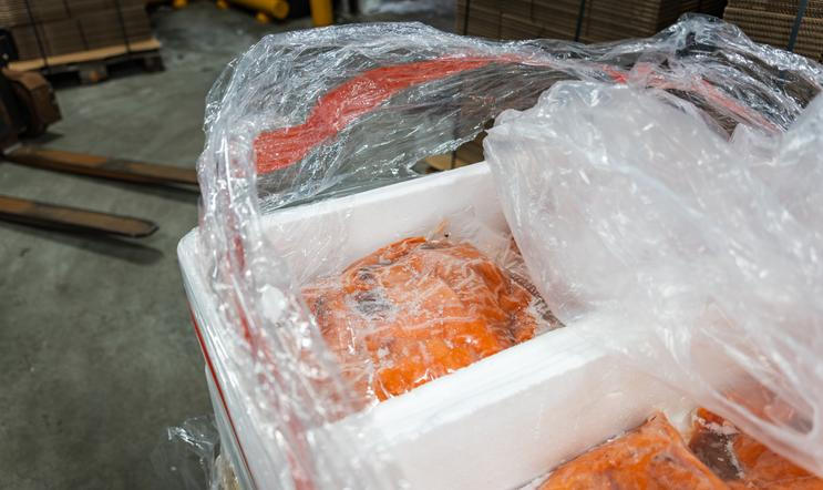 Prahou 9 zatřásla kauza „prošlých ryb“. Podle zjištění redakce Aktuálně.cz je skutečnost ovšem zamotanější.