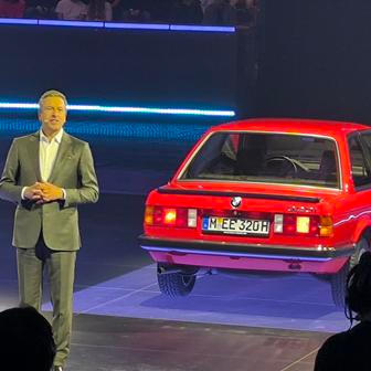 Odcházející šéf BMW Oliver Zipse při premiéře modelu i3 v Mnichově