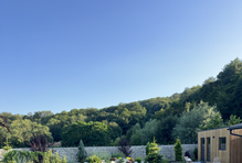 Anna Maria z východního Slovenska si s partnerem postavila dům bez velkých plánů – a místo klasického bazénu dala přednost koupacímu jezírku. Právě to je dnes srdcem jejich zahrady i životního stylu a uživatelé sociálních sítí jen žasnou.