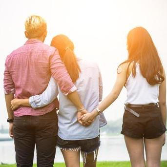 Co se ale stane ve chvíli, kdy do tohoto zdánlivě dokonalého vztahu vstoupí muž, který vás zasáhne jako blesk z čistého nebe?