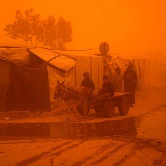 Písečná bouře proměnila Gazu v oranžovou pustinu