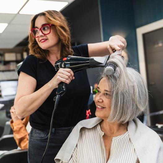 Co zkusit trend letošního jara, který v sobě snoubí nostalgii s moderním důrazem na pohodlí a navíc sluší každému typu obličeje? 