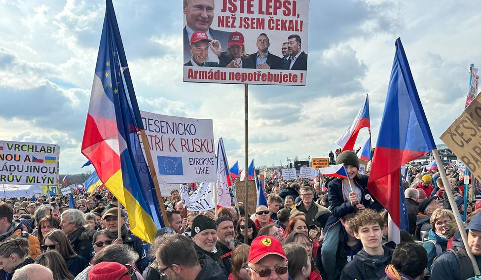 Shromáždění nazvané Nenecháme si ukrást budoucnost pořádá na pražské Letné spolek Milion chvilek pro demokracii.