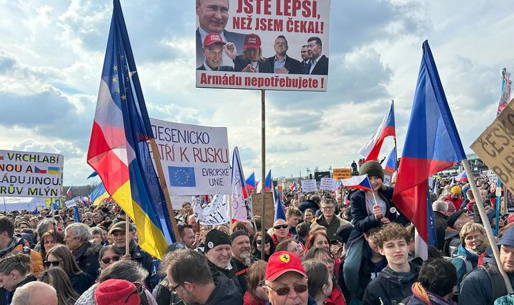 Shromáždění nazvané Nenecháme si ukrást budoucnost pořádá na pražské Letné spolek Milion chvilek pro demokracii.