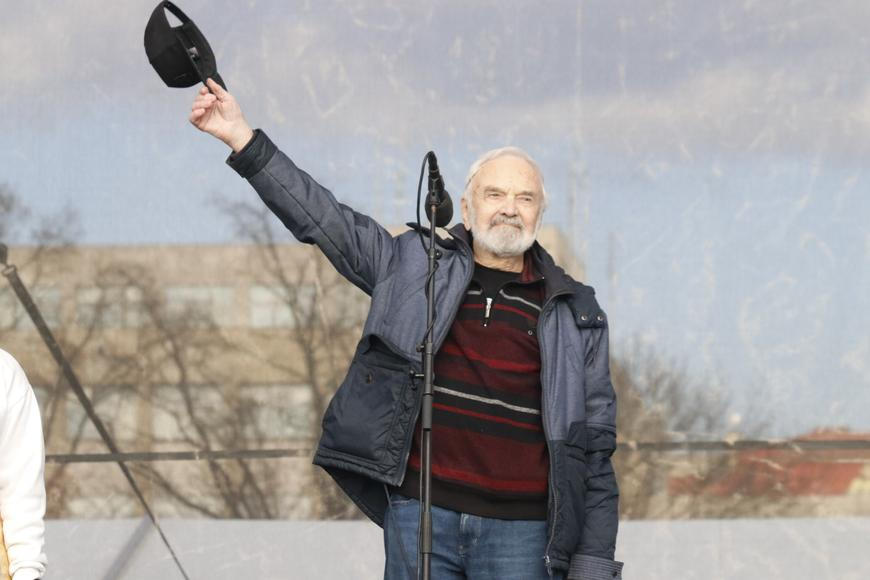 Na Letnou na Mináře. Ale pěkně za své. Kvůli našim vnukům, říkali starší účastníci