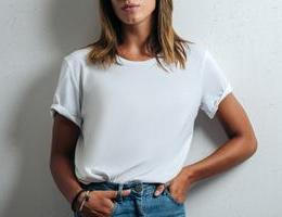 Bílé tričko a džíny