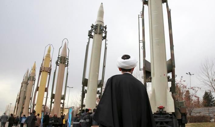 Vývoj raket v Íránu je varováním i pro evropské země. (Na snímku rakety země-země íránské výroby vystavené na vojenské přehlídce v Teheránu, ilustrační foto).