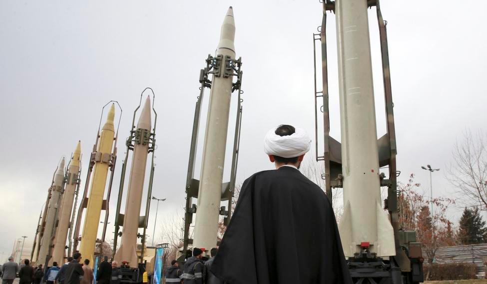 Vývoj raket v Íránu je varováním i pro evropské země. (Na snímku rakety země-země íránské výroby vystavené na vojenské přehlídce v Teheránu, ilustrační foto).