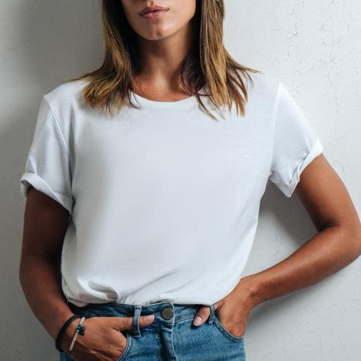 Bílé tričko a džíny