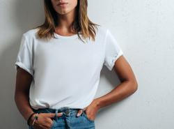 Bílé tričko a džíny