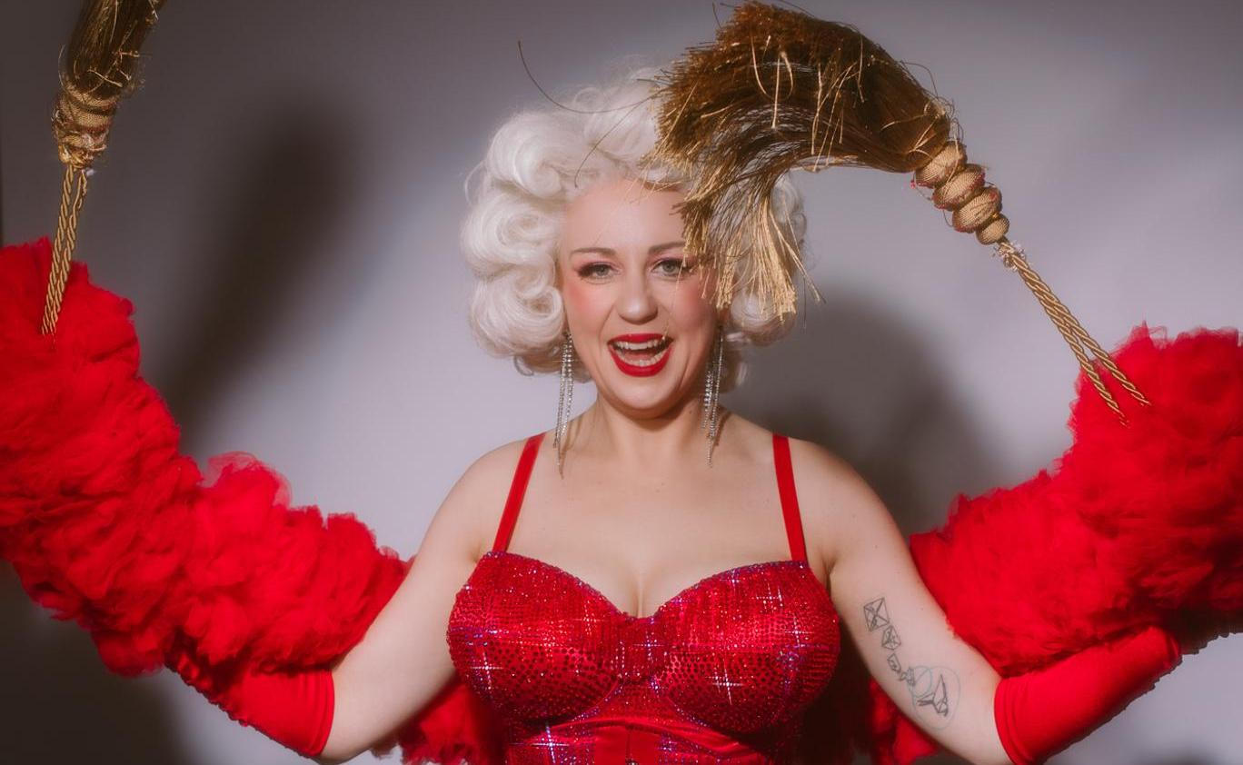 Svět burlesky dodnes stojí na hravém svádění, stylu a silné osobnosti performerky. „Burleska není ani tak o choreografii nebo kostýmu, ale o energii performerky,“ přibližuje Zorya Blue.