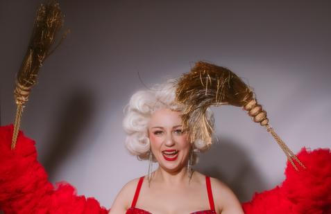 Tajemné přítmí, třpytky, peří a svůdné kostýmy, které se ve světlech reflektorů třpytí při každém pohybu.