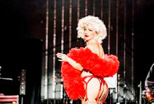 Atmosféra plná napětí, ve které se smyslnost potkává s elegancí starých časů. Takový je svět burlesky – scénického umění, které se výrazně prosadilo ve 30. letech ve Spojených státech a dodnes stojí na hravém svádění, stylu a silné osobnosti performerky.