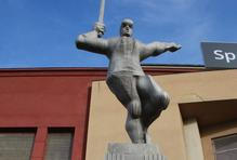 Socha připomíná tři domácí hokejové šampionáty, kde Čechoslováci získali jednu stříbrnou a - na úkor tehdejšího hegemona Sovětského svazu - dvě zlaté medaile. Čtvrté a poslední MS zde proběhlo v roce 1992. Češi a Slováci naposledy na seniorské úrovni hráli ve společné reprezentaci a dosáhli na bronz.