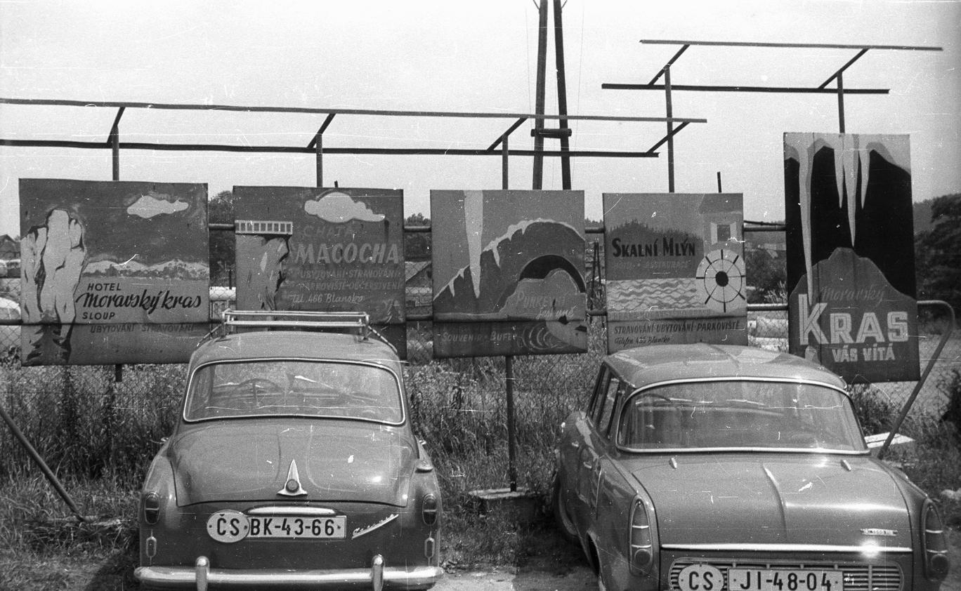 Letní výlet do Moravského Krasu ve škodovce. Typický obrázek zdaleka nejen socialistického Československa.