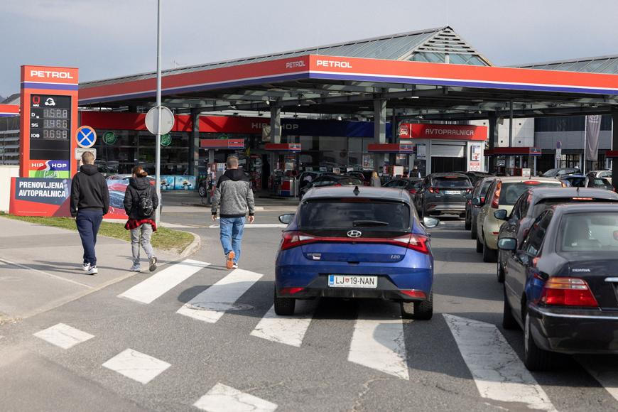 Ve Slovinsku vláda zavedla kvůli nedostatku paliv limity při tankování na benzinkách