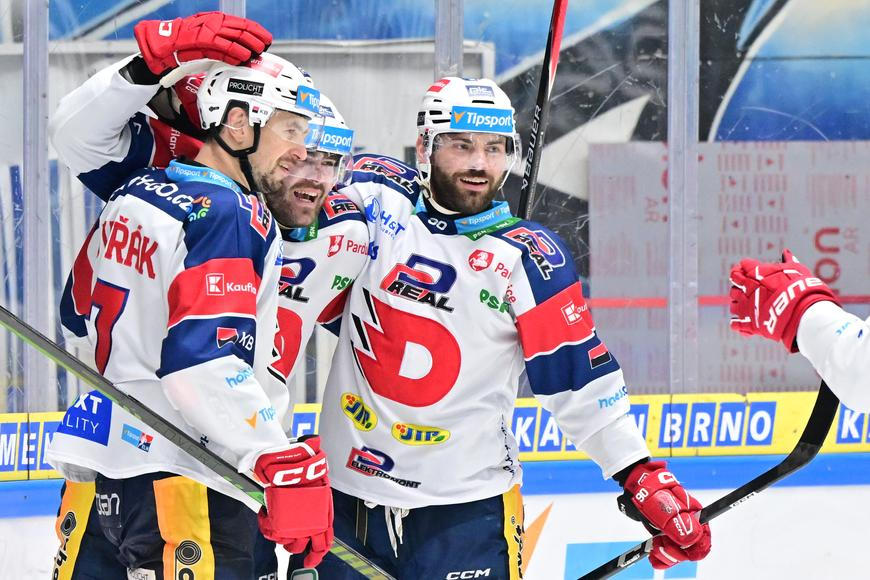Červenka září. A s ním i Pardubice. Obhájce titulu je krok od vyřazení