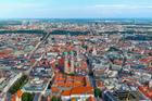 Letecký pohled na mnichovské Altstadt s Frauenkirche, město s vysokými tržními nájmy a cílenými programy dostupného bydlení.
