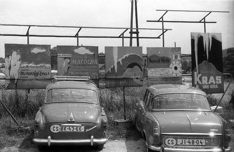 Letní výlet? Dost možná. Do Moravského krasu se i dnes vydává spousta lidí, takto to tam vypadalo někdy v roce 1970. Na parkovišti samozřejmě dvě škodovky: Octavia a o něco modernější 1000 MB.