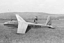 Let L-13 Blaník je pro změnu bezmotorové letadlo, tedy takzvaný kluzák. Dvoumístný. Ten vyráběla firma Let z Kunovic a v různých modifikacích jich vznikly asi tři tisícovky.