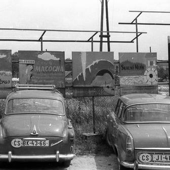 Letní výlet? Dost možná. Do Moravského krasu se i dnes vydává spousta lidí, takto to tam vypadalo někdy v roce 1970. Na parkovišti samozřejmě dvě škodovky: Octavia a o něco modernější 1000 MB.