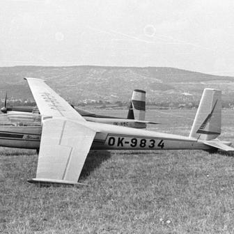 Let L-13 Blaník je pro změnu bezmotorové letadlo, tedy takzvaný kluzák. Dvoumístný. Ten vyráběla firma Let z Kunovic a v různých modifikacích jich vznikly asi tři tisícovky.