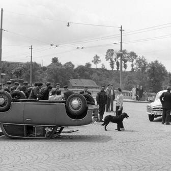 Zpátky na silnice, i když při pohledu na tuto fotografii to tak úplně neplatí. Dopravní nehody se samozřejmě nevyhýbaly ani socialistickým cestám. AWZ P70 převrácené na střechu je z Jihlavy, konkrétně se nehoda stala na křižovatce ulic Hradební a Znojemská.