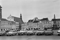 Škoda Felicia na českých značkách za socialismu rozhodně nebyla něco úplně obvyklého. Spousta kusů zamířila rovnou do zahraničí. Tady navíc pěkně sedí do průřezu modely Škoda do počátku 60. let. Trochu to na českobudějovickém náměstí Přemysla Otakara II. „kazí“ jen dvě Volhy.