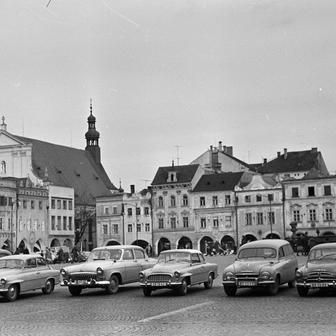 Škoda Felicia na českých značkách za socialismu rozhodně nebyla něco úplně obvyklého. Spousta kusů zamířila rovnou do zahraničí. Tady navíc pěkně sedí do průřezu modely Škoda do počátku 60. let. Trochu to na českobudějovickém náměstí Přemysla Otakara II. „kazí“ jen dvě Volhy.