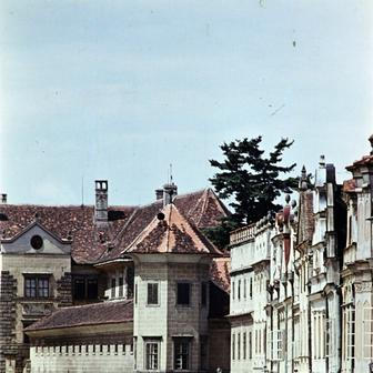 To náměstí Zachariáše z Hradce v Telči s gotickými a renesančními měšťanskými domy je podstatně klidnější. Na přelomu 50. a 60. let je v popředí parkoviště vidět třeba Aero Minor.