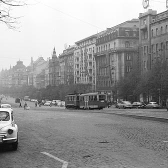 První západní auto dovážené do Československa po druhé světové válce? Ano, želvička alias Renault 4CV. Model velmi oblíbený na domácím trhu, kde se představil už v roce 1947, do Československa dorazil až o osm let později. Údajně se jich dovezlo na pět tisíc kusů, tady jeden z nich na Václavském náměstí v Praze v roce 1963.