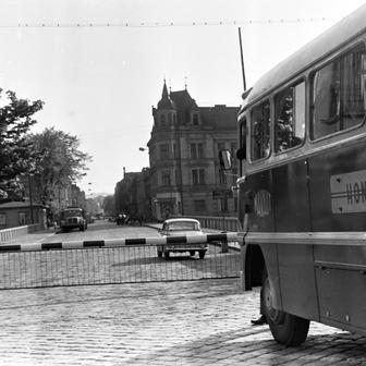 Dnes je Most přátelství přes řeku Olši oddělující Český Těšín a polský Těšín volně průjezdný bez hraniční kontroly. Státy tady dělí doslova několik desítek metrů. Kdysi byla situace úplně jiná a kontrole se nevyhnul nikdo. Ani autobus s maďarskými turisty.