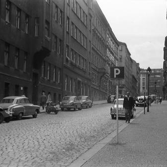 Parkování v Praze nebyl žádný med ani v minulém století. Toto je ulice Balbínova na Vinohradech a ukázka vozového parku poloviny 60. let. Wartbug, několik škodovek a samozřejmě skútr zvaný „prase“. Typické...