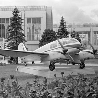 Na brněnském výstavišti pózuje dvoumotorové aerotaxi Aero Ae-45, které se nejprve vyrábělo ve Vodochodech a následně v Letu Kunovice. Spousta vyrobených kusů se dostala do zahraničí, letoun byl přitom čtyřmístný.