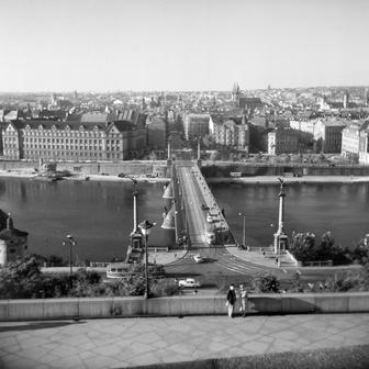 Ticho před bouří, chtělo by se skoro napsat. Pohled na Čechův most v roce 1968, ještě před srpnovými událostmi...