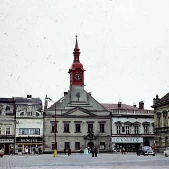Sodomkovu karosárnu po vítězství komunistů znárodnili a ve Vysokém Mýtě z ní udělali Karosu. Náměstí Přemysla Otakara II. tam ale v roce 1973 vypadá docela klidně, vozový park se tehdy už dost změnil a zvětšil a nechybí dokonce Tatra 603.
