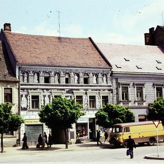 Fotce Karlova náměstí v Třebíči také z roku 1973 pro změnu dominuje Robur LO 2500 jako dodávka. LO znamená přítomnost benzinového motoru, 2500 zase nosnost 2,5 tuny. Užitkový automobil, umístěný v NDR mezi IFU W50 a Barkas B1000 se oficiálně dovážel i do Československa. 