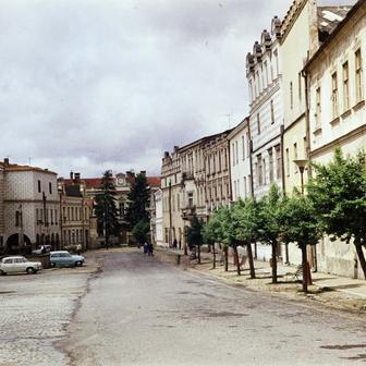 Náměstí Míru ve Slavonicích dnes vypadá docela jinak a výrazně upraveněji. Na této fotce na něm zastavila mírně zrezlá Škoda 706 RTO.