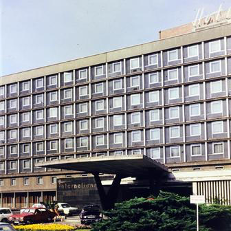 Mercedes zaparkovaný v polovině 70. let před hotel International v Brně. Právě na podobných místech se často dala potkat západní auta hostů, kteří přijeli do Československa jen na návštěvu. Zároveň ale auto s trojcípou hvězdou bylo možné koupit i přes Tuzex: za pořádný obnos peněz, samozřejmě.