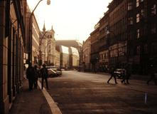 Jak moc se dnes změnila ulice Národní ukazuje snímek z roku 1980. Chodník byl tehdy užší, silnice širší, jen zaparkovaná auta zůstala. A tramvajové koleje, ty také samozřejmě nechybí.