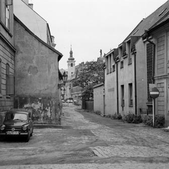 Možná to tak nevypadá, ale i toto je Praha. Konkrétně ulice U Milosrdných a na rohu zaparkovaný Fiat 600.