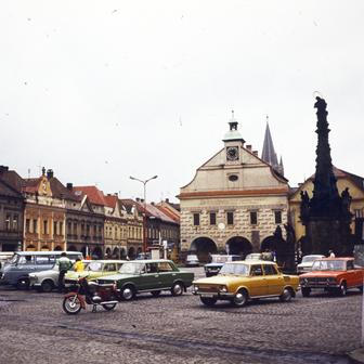 Až se skoro nechce věřit, že to je fotka z Československa, konkrétně náměstí T.G. Masaryka ve Dvoře Králové nad Labem. Tolik barevných aut na jednom místě vůbec nebylo až tak obvyklé.