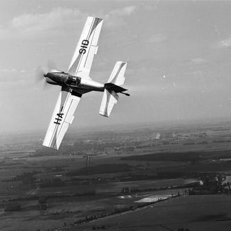 Ještě jedno československé letadlo, tentokrát akrobatický speciál Zlín Z-50 ve specifikaci LA vyráběný otrokovickým Moravanem. Je to dolnoplošník, typ Z-50 byl také prvním sériově vyráběným akrobatickým letounem na světě