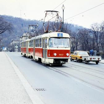 Pohledem na tramvaj na pražském mostě Legií se blíží konec 80. let a s ním i pád socialismu v Československu. Tramvaje na této trase ale ani změna režimu nezastavila.